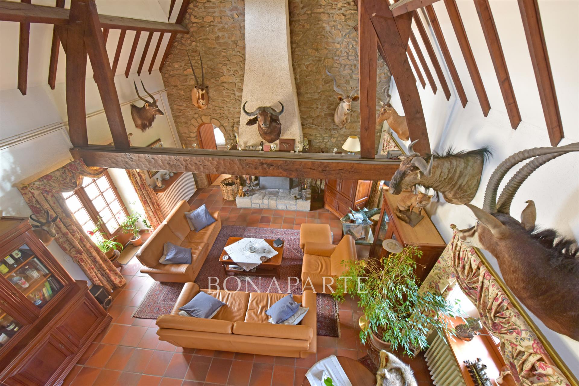 Property with swimming pool/ tennis/ 8 minutes from the beach