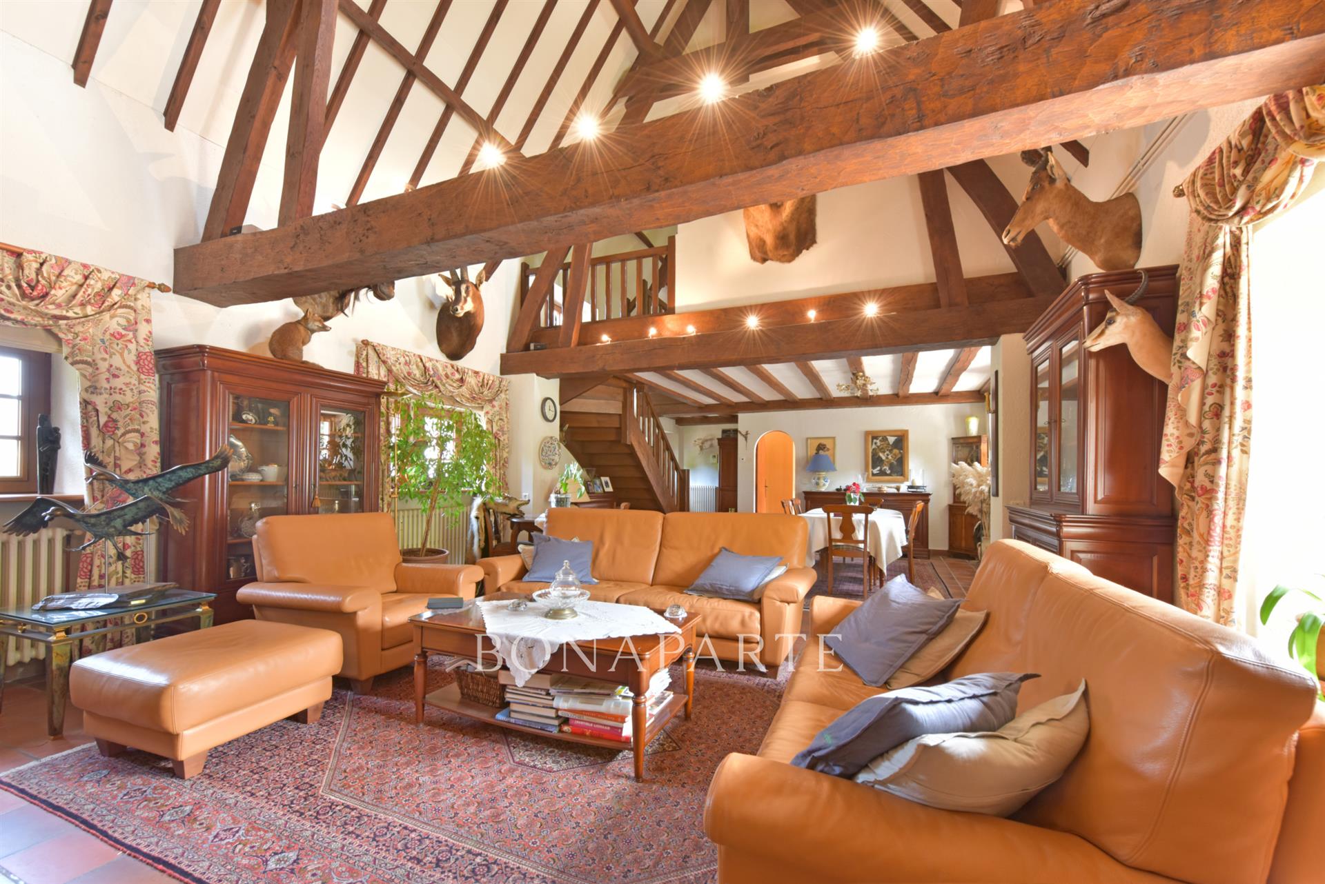 Property with swimming pool/ tennis/ 8 minutes from the beach