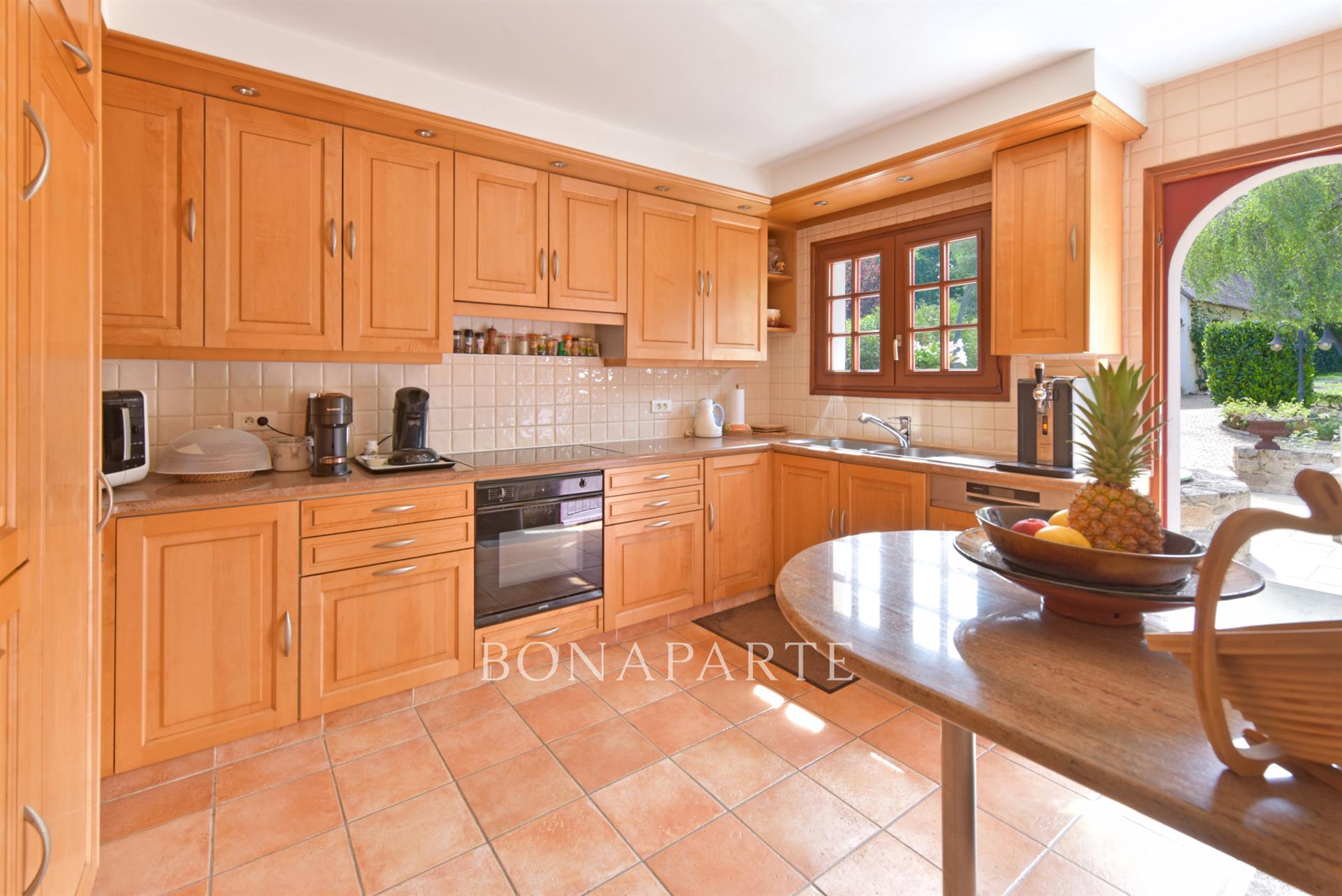 Property with swimming pool/ tennis/ 8 minutes from the beach
