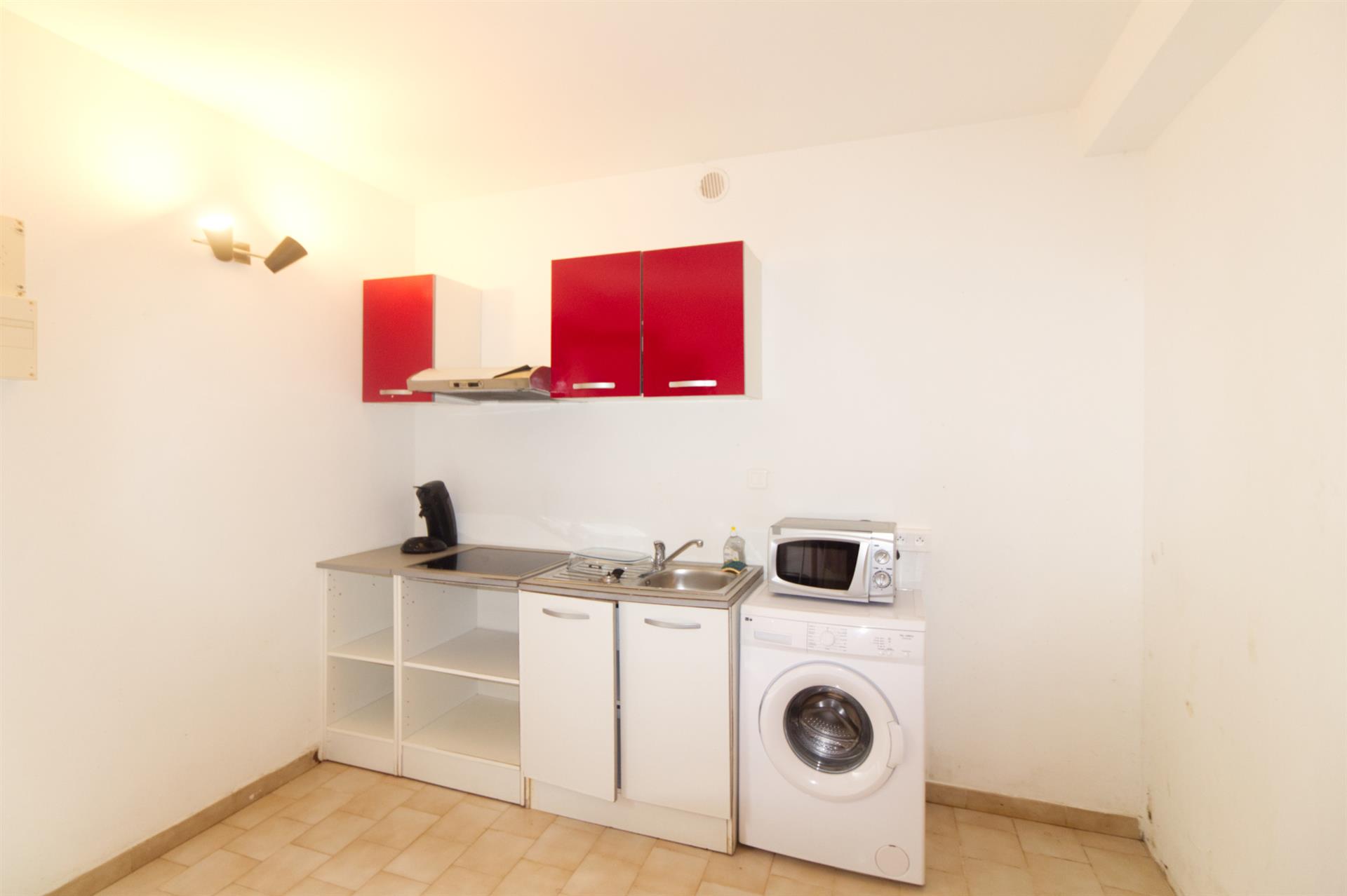 Quiet ground floor apartment in Porto with terrace.