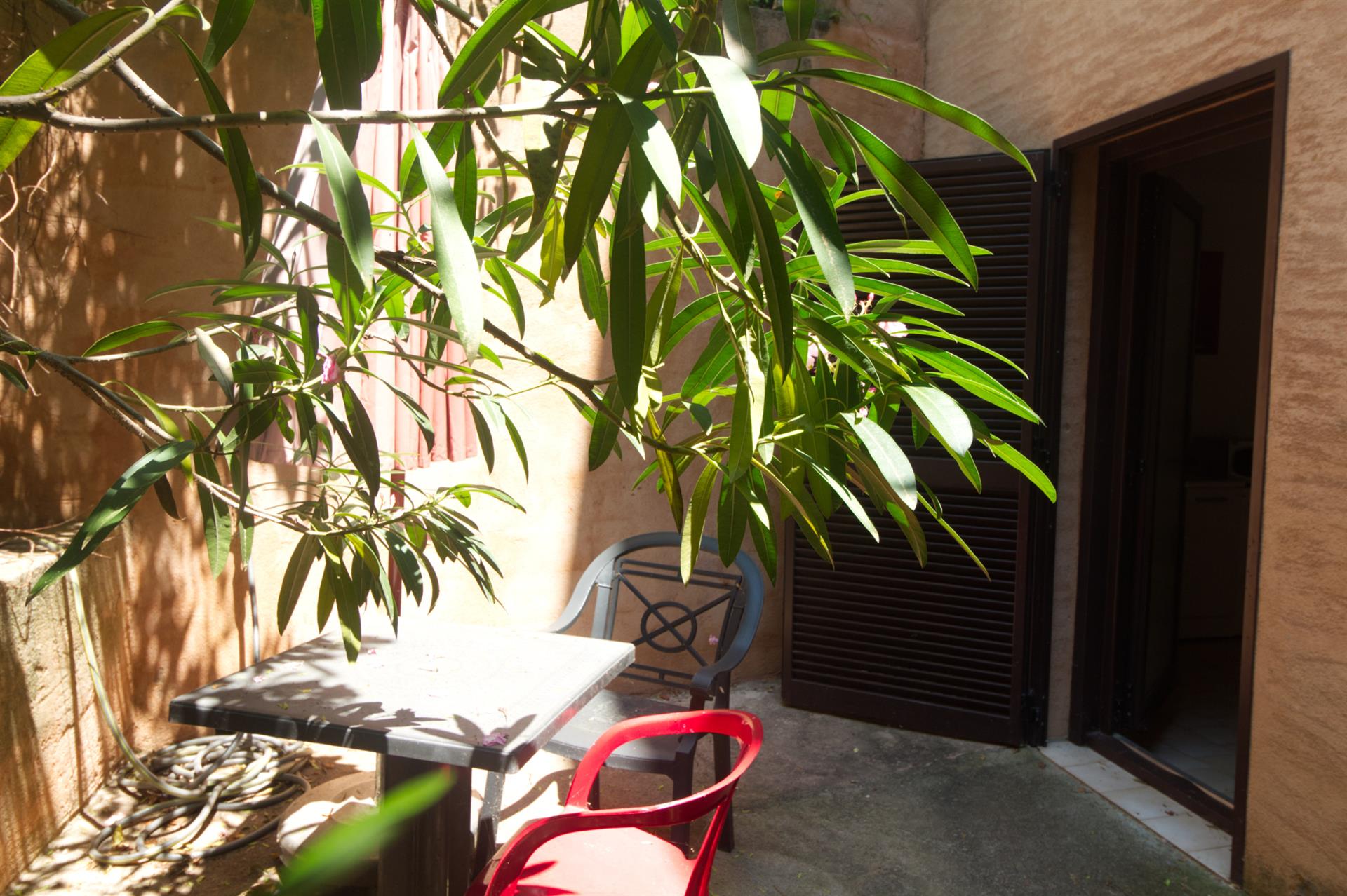 Quiet ground floor apartment in Porto with terrace.