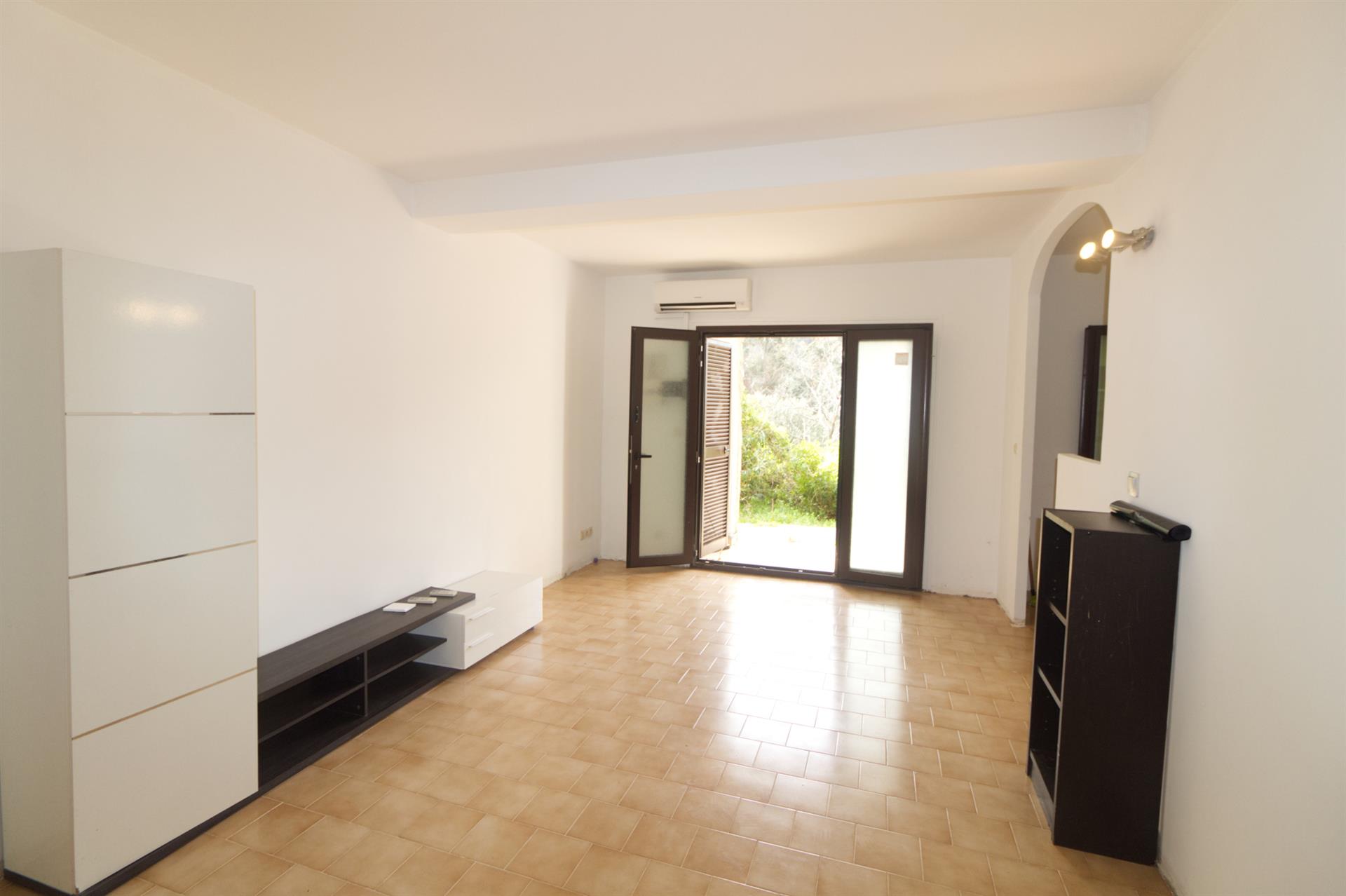 Quiet ground floor apartment in Porto.