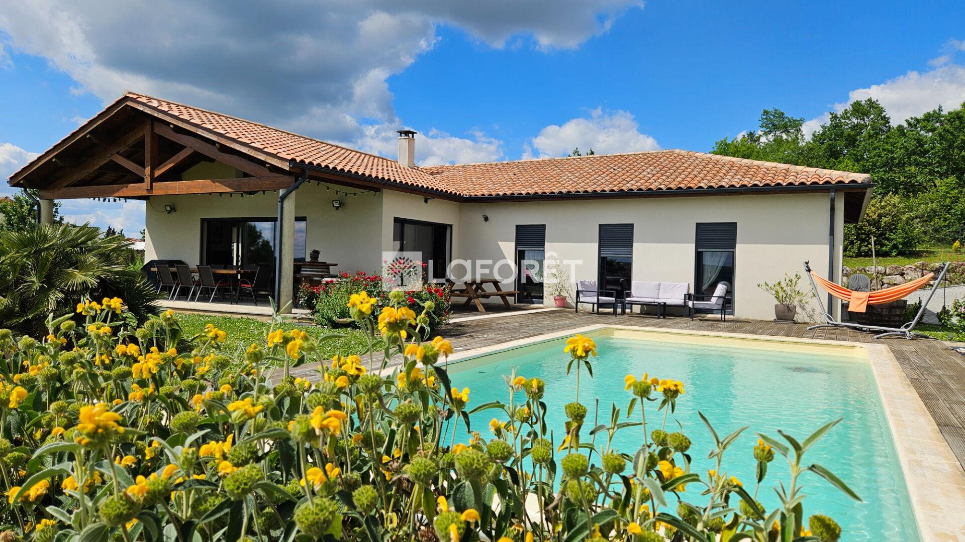 Villa contemporaine avec piscine et vue panoramique
