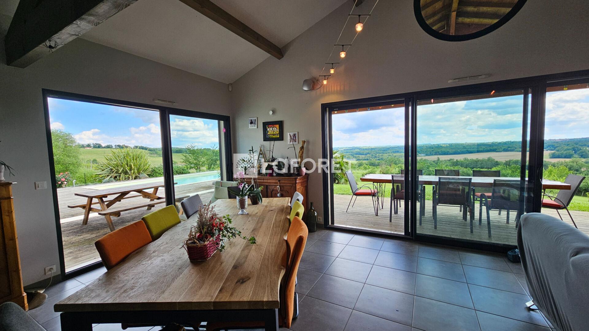 Villa contemporaine avec piscine et vue panoramique