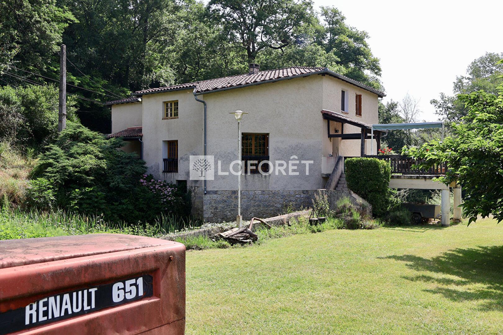 Moulin, a haven of peace between stones and river