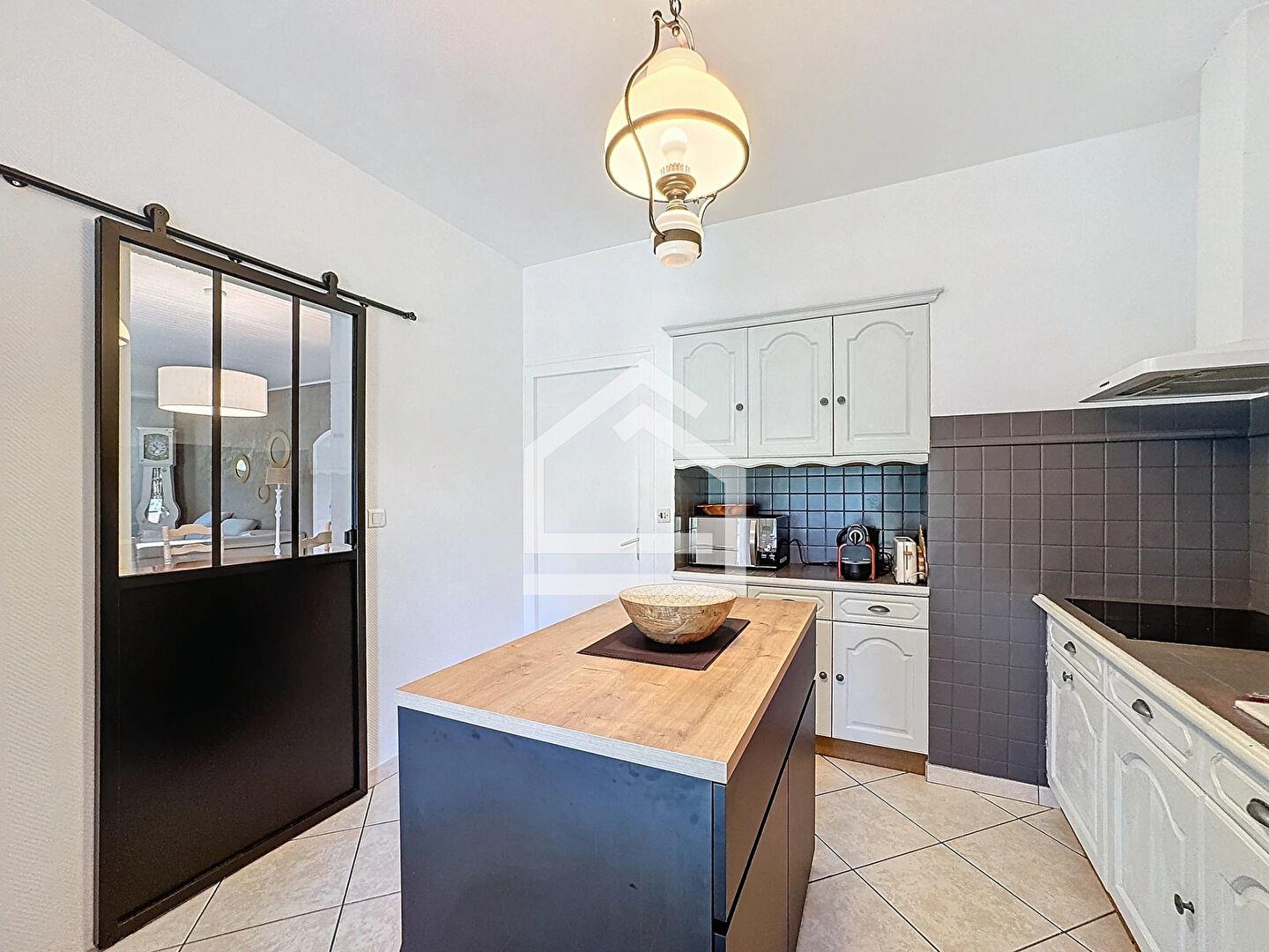 Purchase: Luxury property (33950)