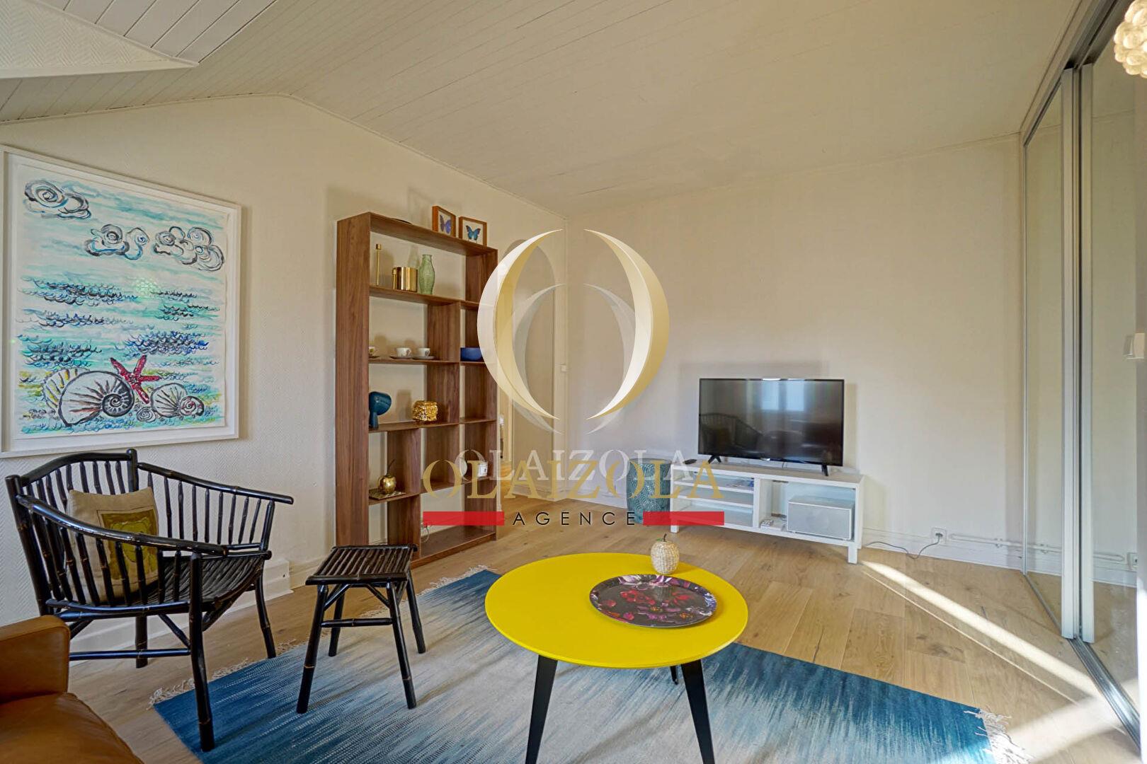 Biarritz - Completely renovated apartment on the top floor in a central area.