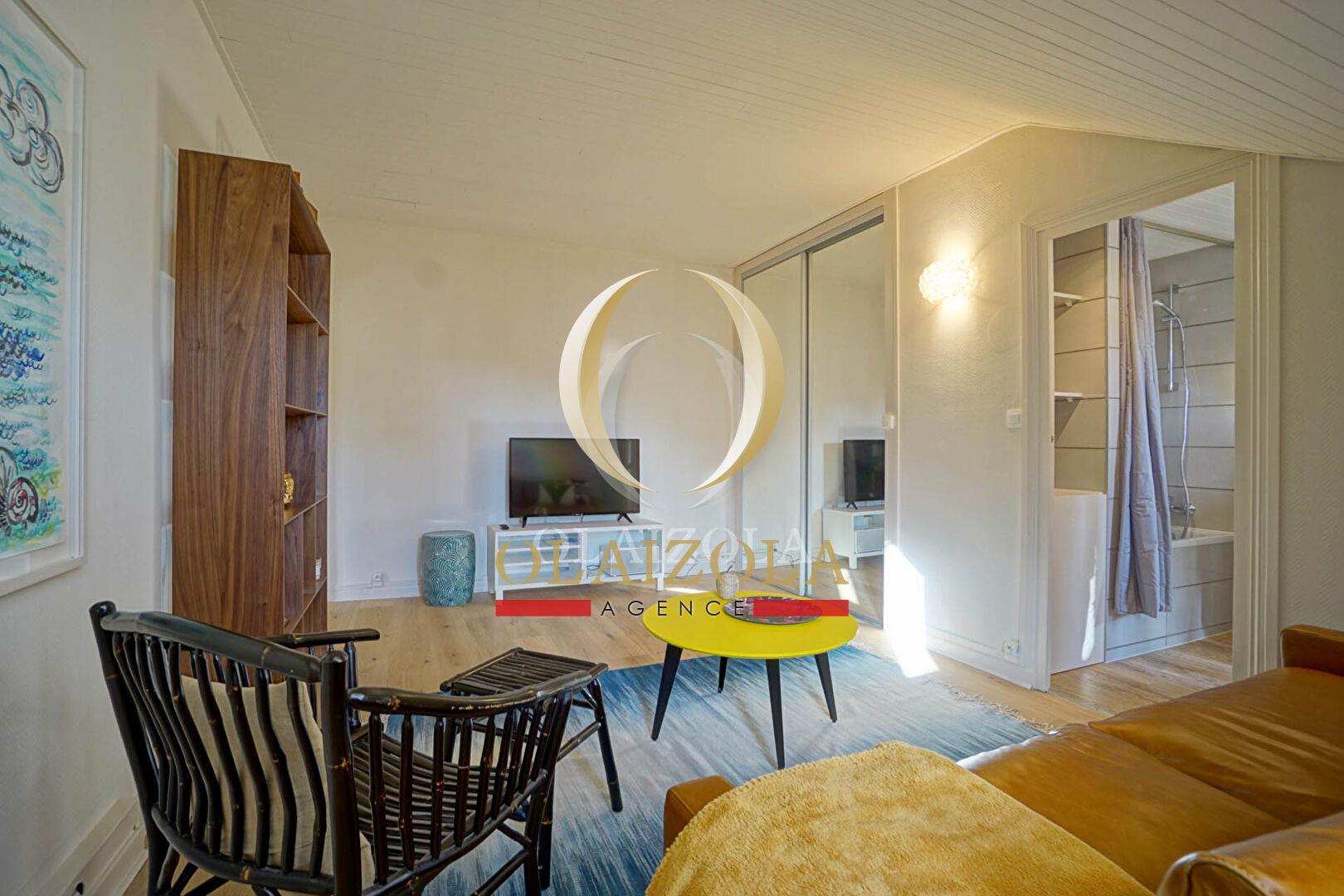 Biarritz - Completely renovated apartment on the top floor in a central area.