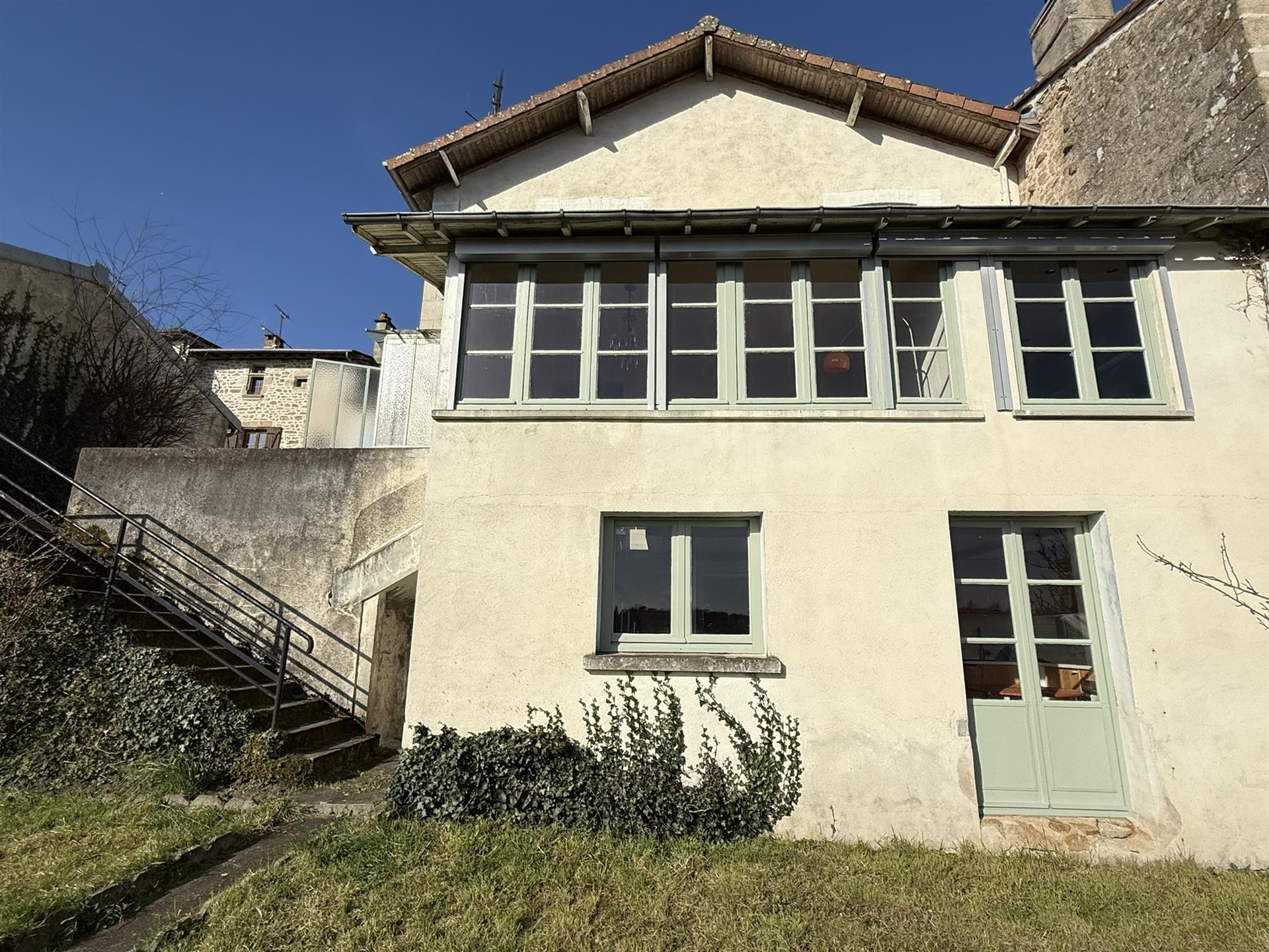Casă de oraș renovată cu 4 paturi, cu vedere magnifică, grădină și parcare. Haute Vienne