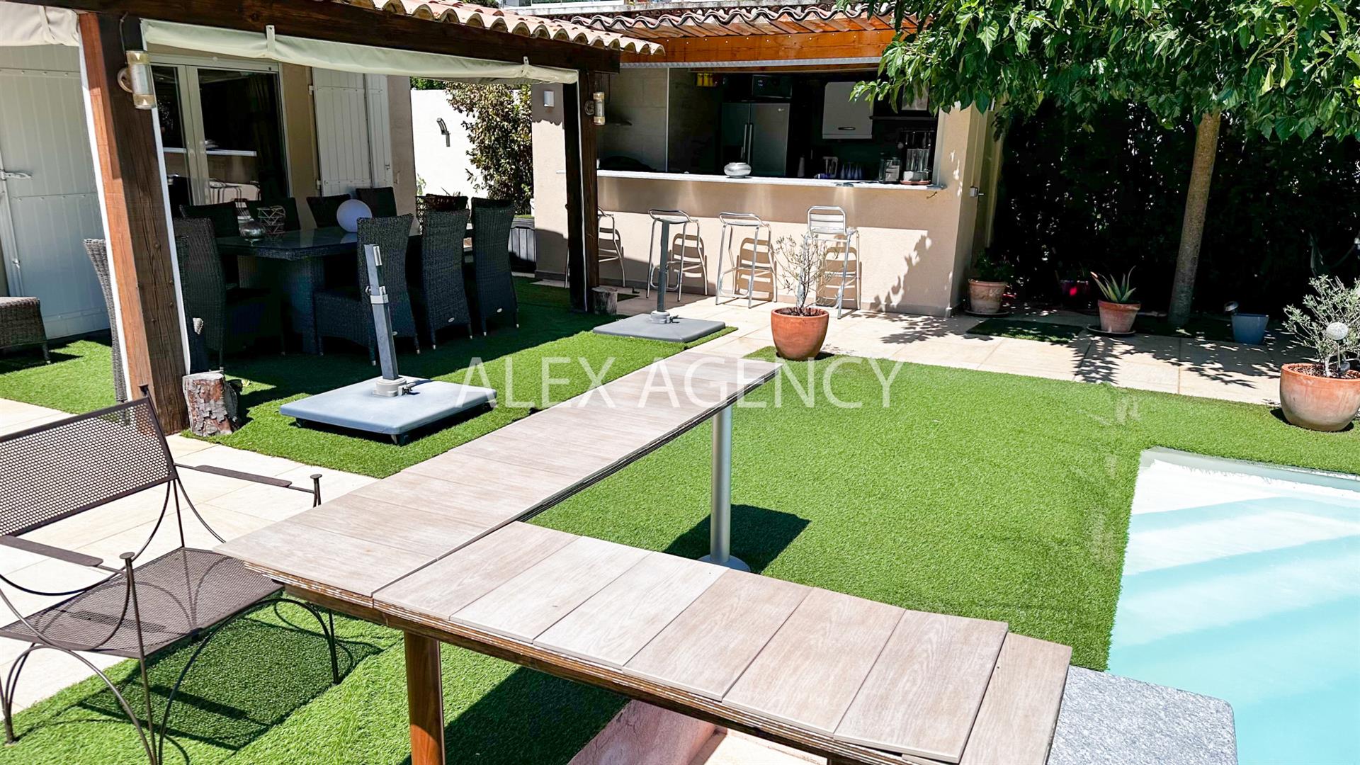 In Saint-Tropez, Villa of approximately 180m2