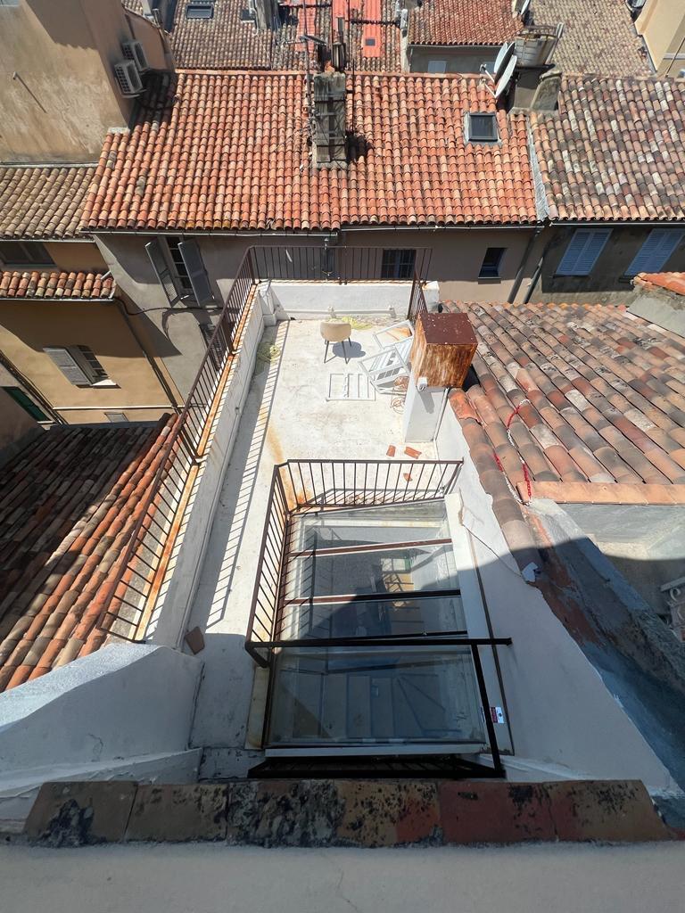 Commercial building with Rooftop in the old village of Saint-Tropez