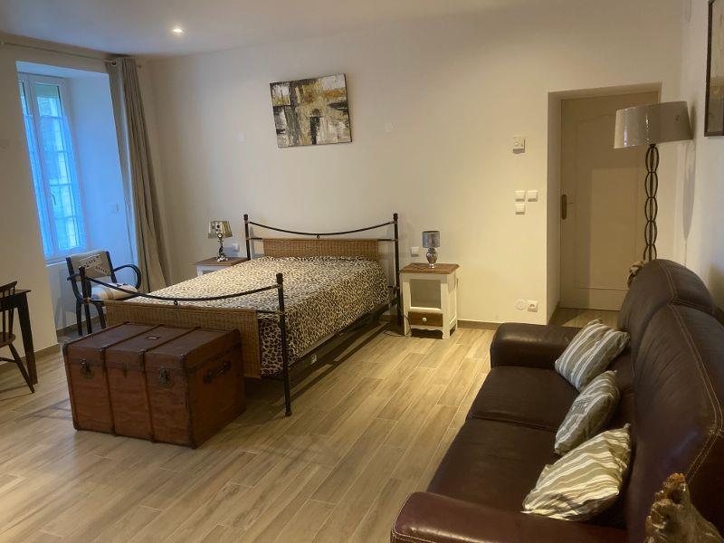 Propiedad: 7 hectáreas con prado/bosque/estanque, hermosa residencia, 4 dependencias