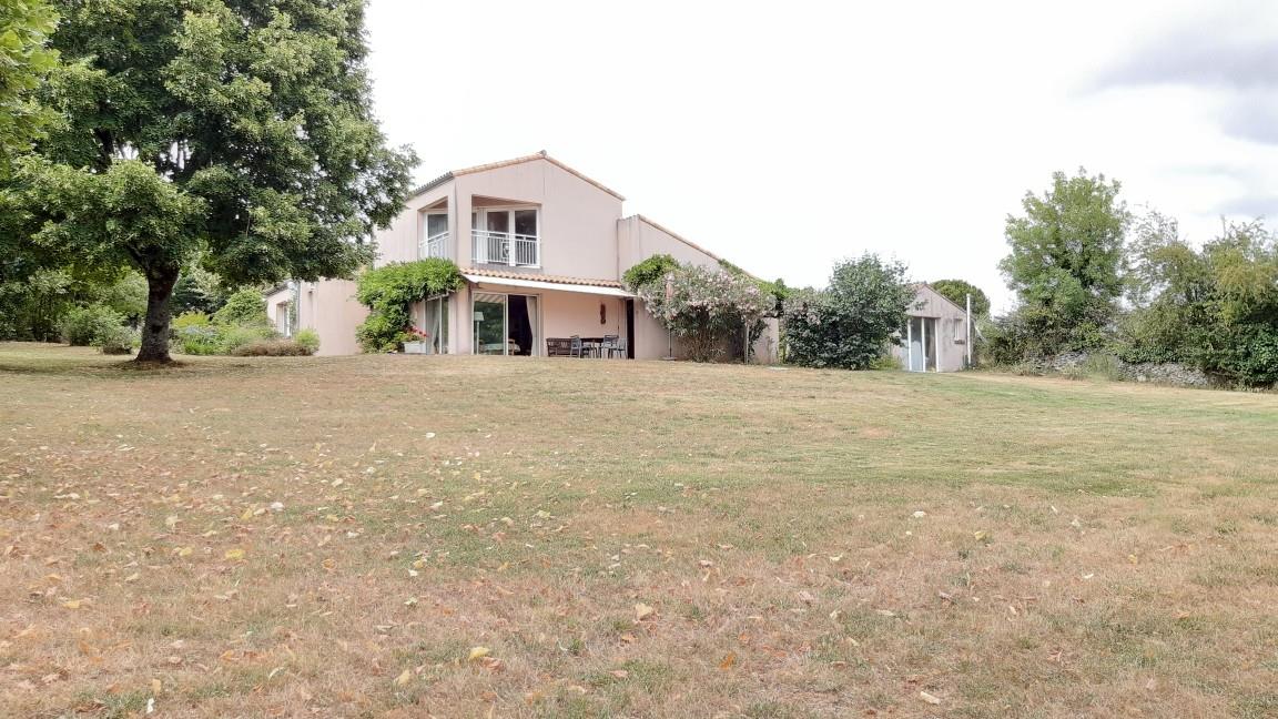 Property with park and outbuildings 79220 Ste Ouenne