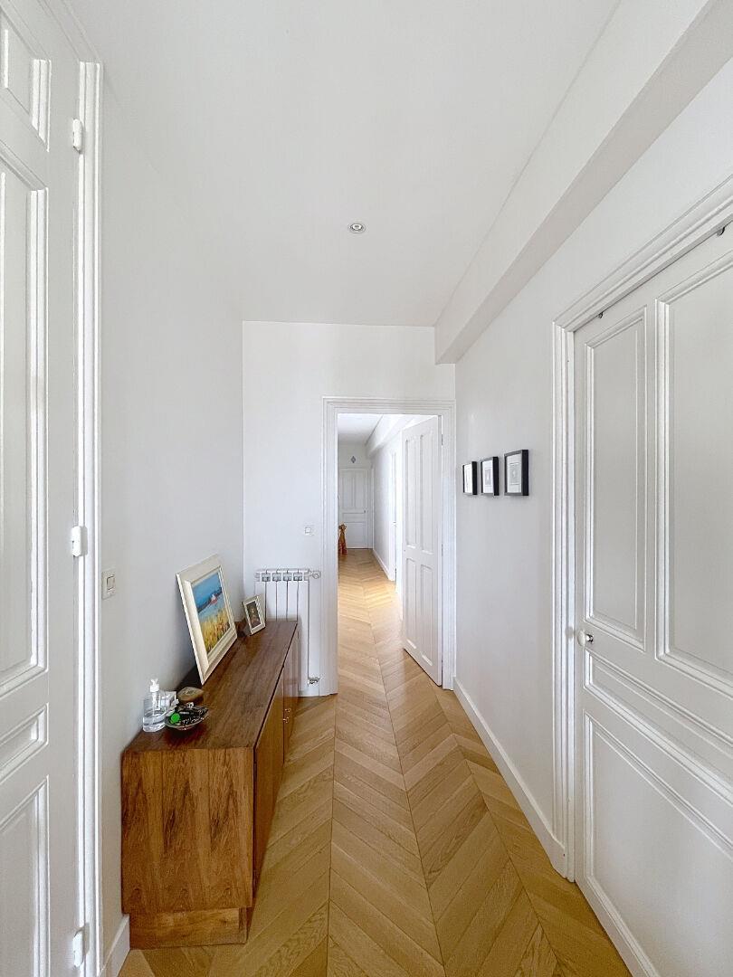 Exclusive Listing ? Elegant 3-Bedroom Apartment with Period Features in the Heart of Avignon