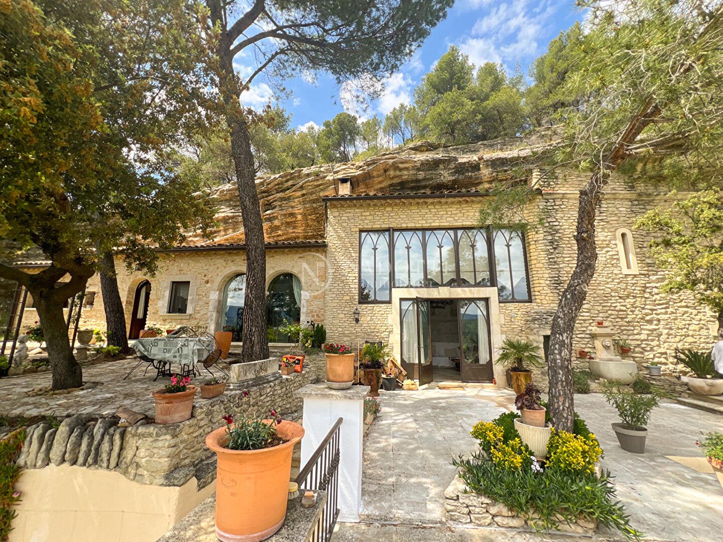 Maison troglodyte avec piscine bénéficiant d'une superbe vue sur le Luberon