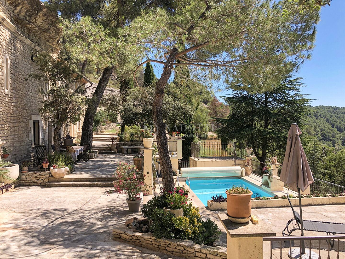 Maison troglodyte avec piscine bénéficiant d'une superbe vue sur le Luberon
