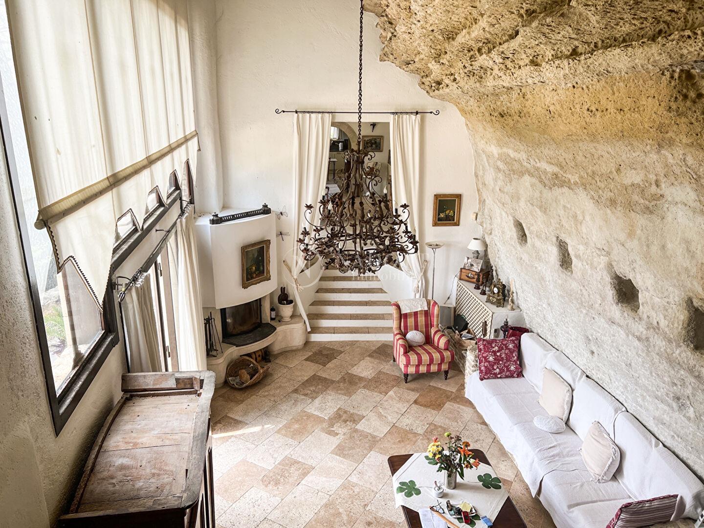 Maison troglodyte avec piscine bénéficiant d'une superbe vue sur le Luberon