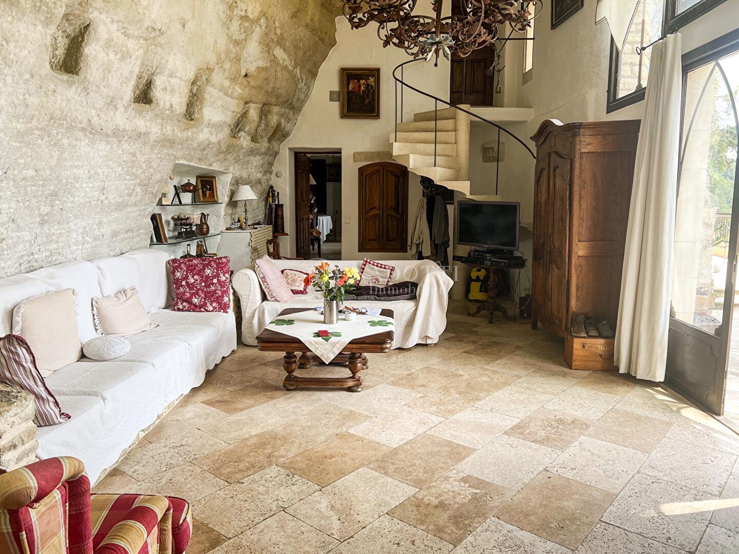 Maison troglodyte avec piscine bénéficiant d'une superbe vue sur le Luberon