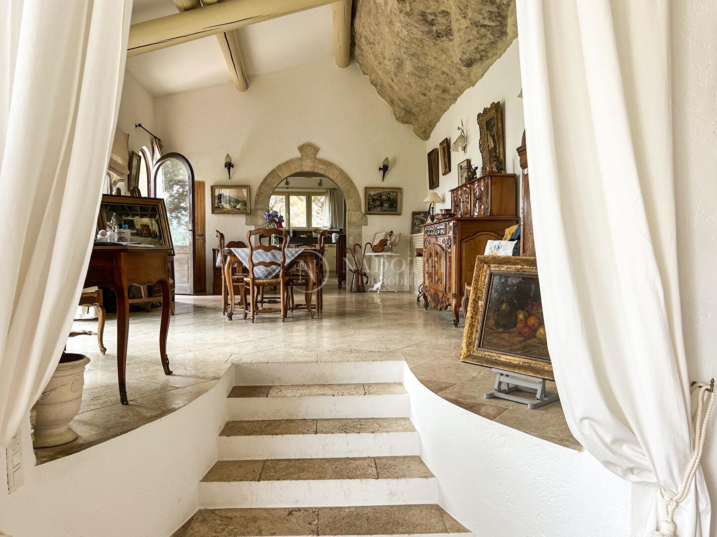 Maison troglodyte avec piscine bénéficiant d'une superbe vue sur le Luberon