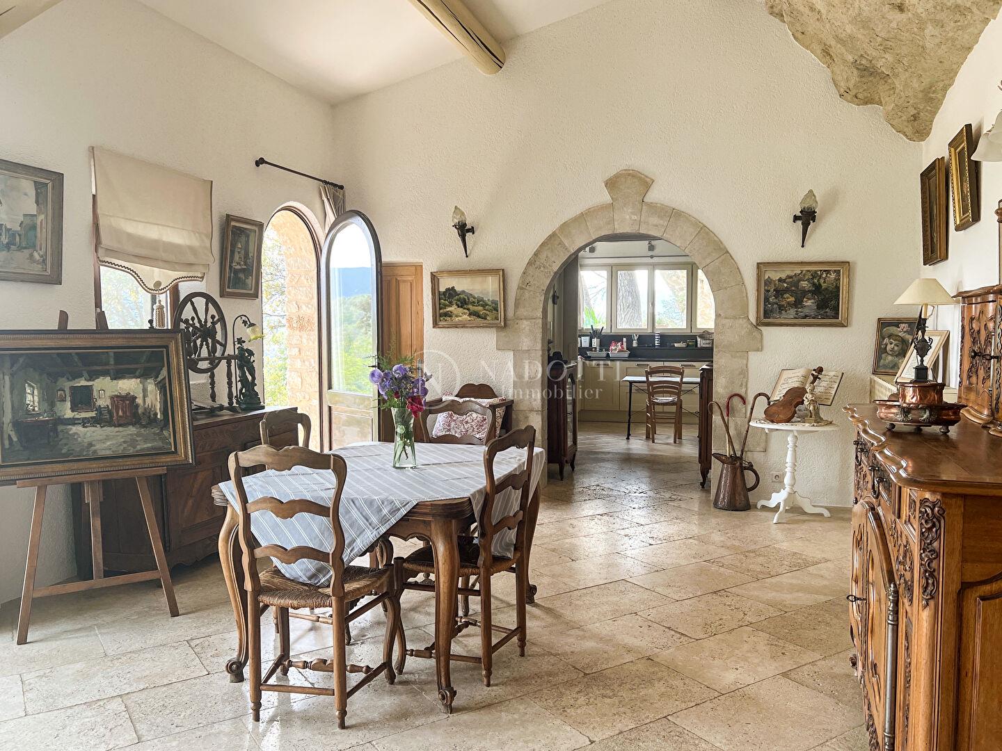 Maison troglodyte avec piscine bénéficiant d'une superbe vue sur le Luberon