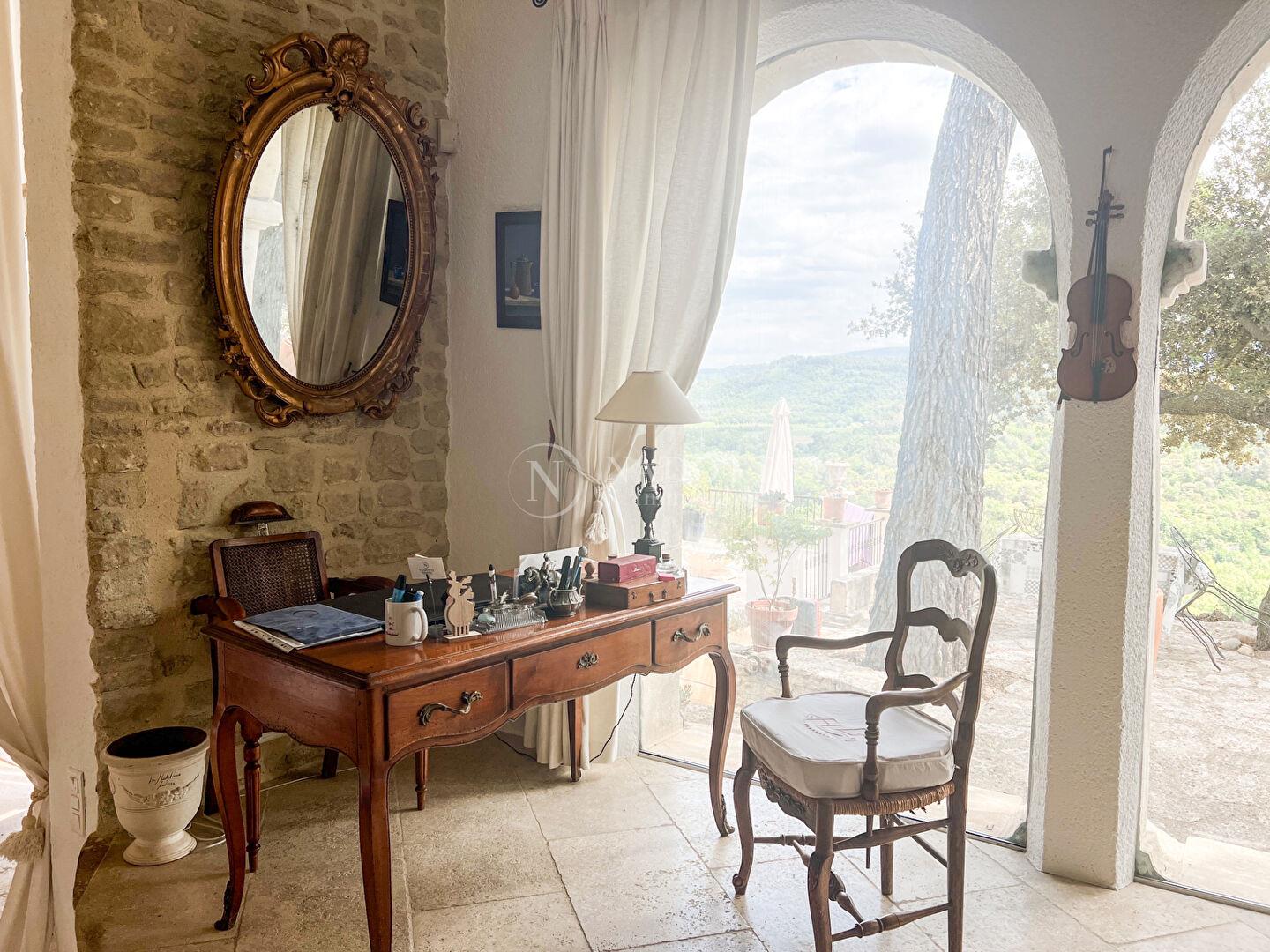Maison troglodyte avec piscine bénéficiant d'une superbe vue sur le Luberon