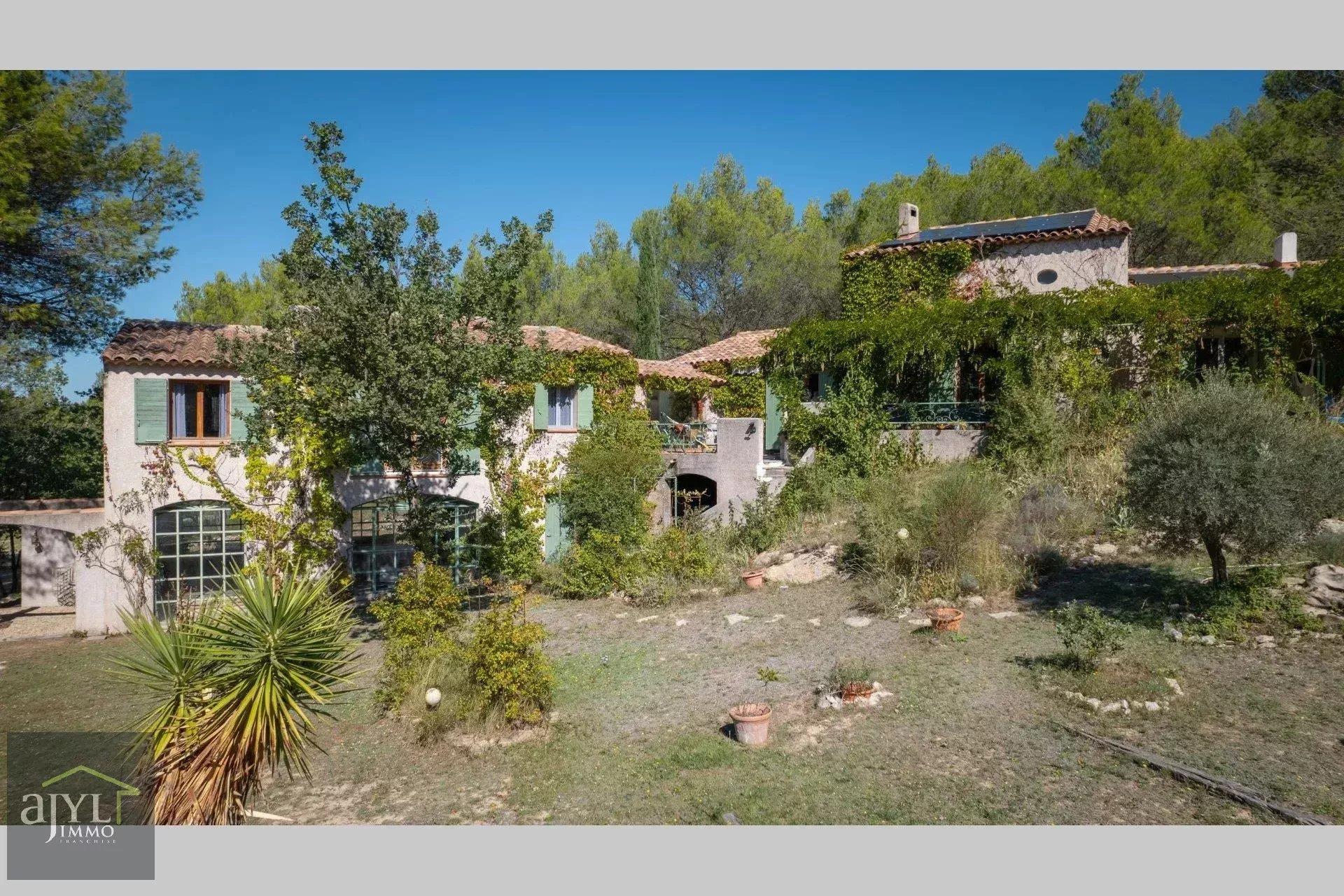 Rognes - Exclusivity - Property 10p in a quiet area