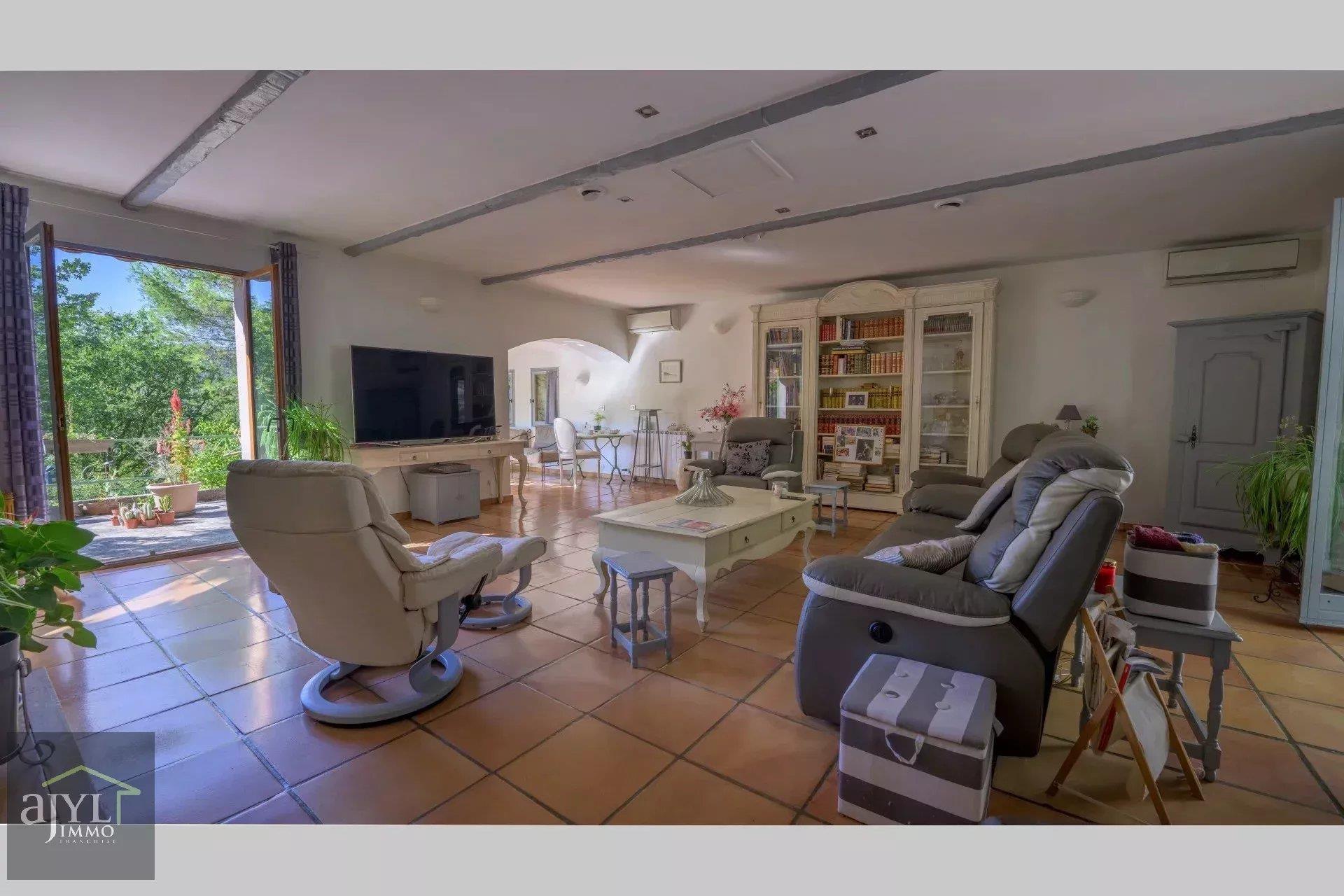 Rognes - Exclusivity - Property 10p in a quiet area