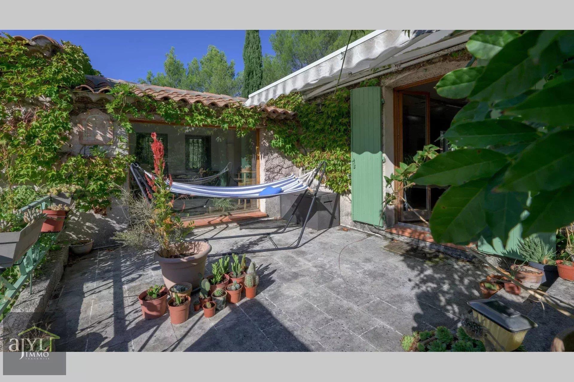 Rognes - Exclusivity - Property 10p in a quiet area