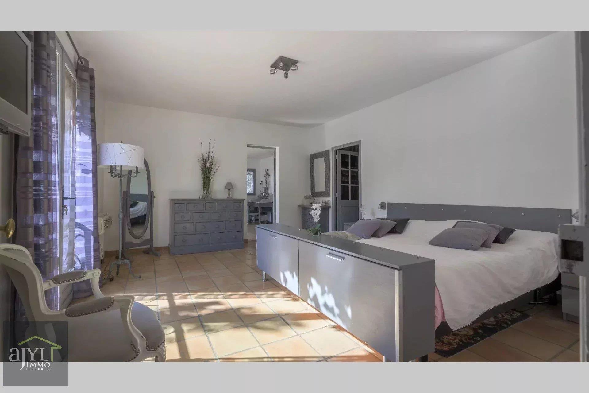 Rognes - Exclusivity - Property 10p in a quiet area