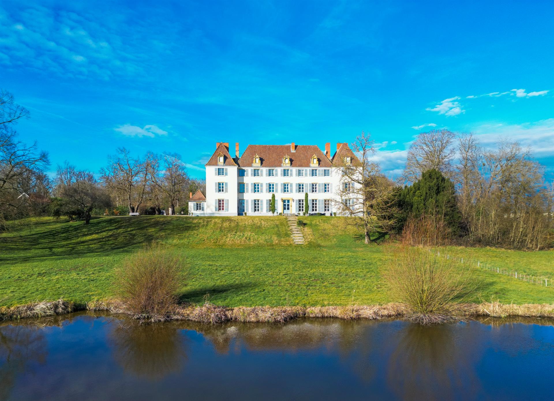 Sixteenth-century castle with reception rooms and gîtes