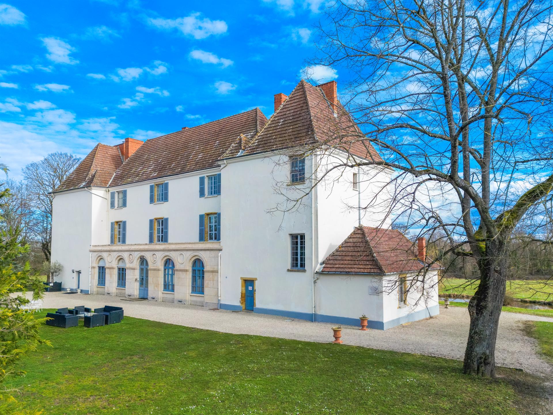 Sixteenth-century castle with reception rooms and gîtes
