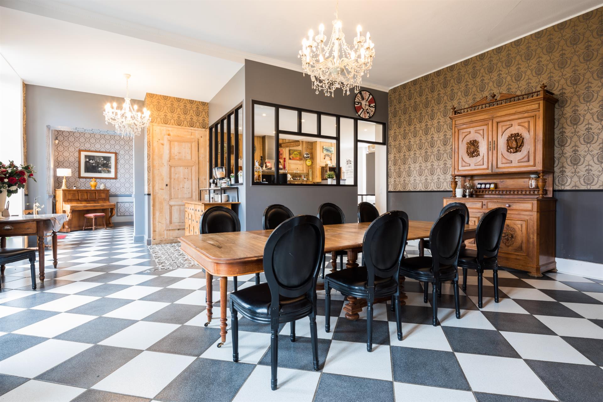Sixteenth-century castle with reception rooms and gîtes