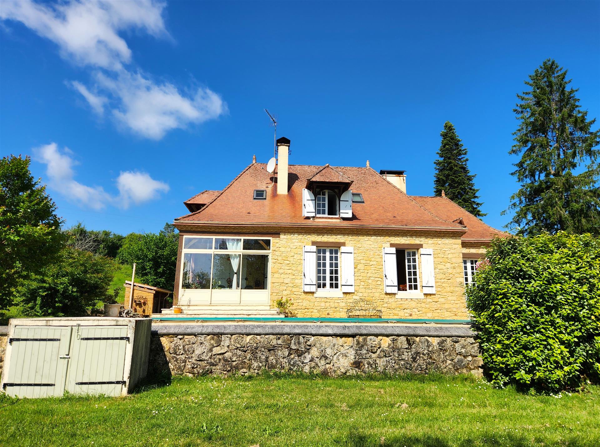 Perigord house with outbuildings, pond and swimming pool