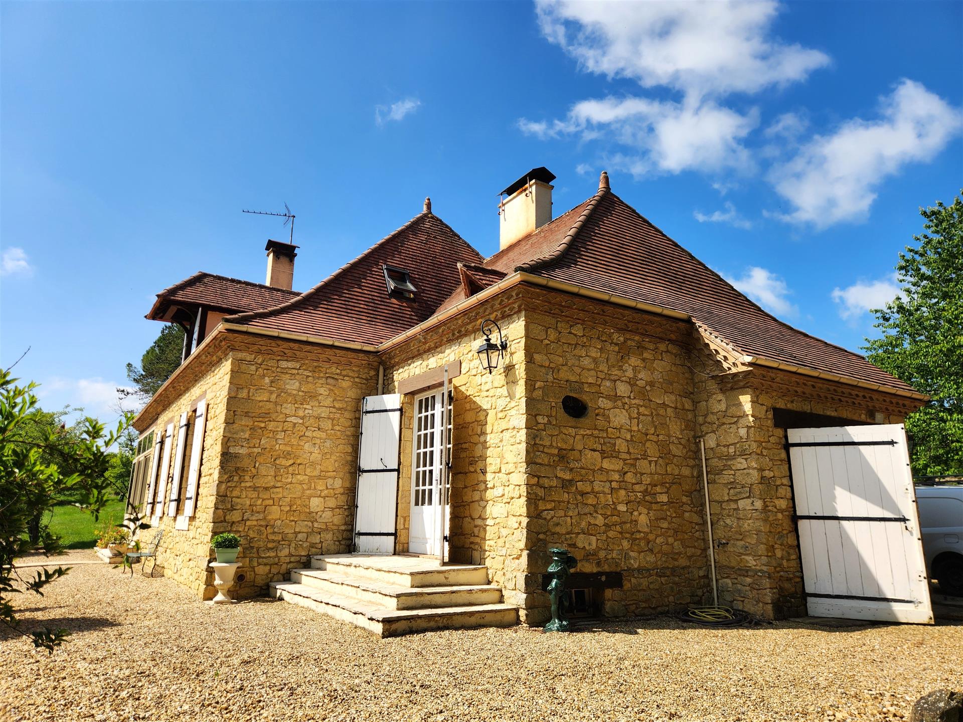 Perigord house with outbuildings, pond and swimming pool