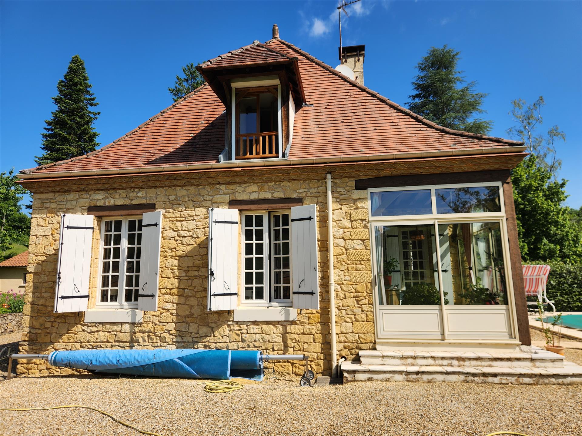 Perigord house with outbuildings, pond and swimming pool