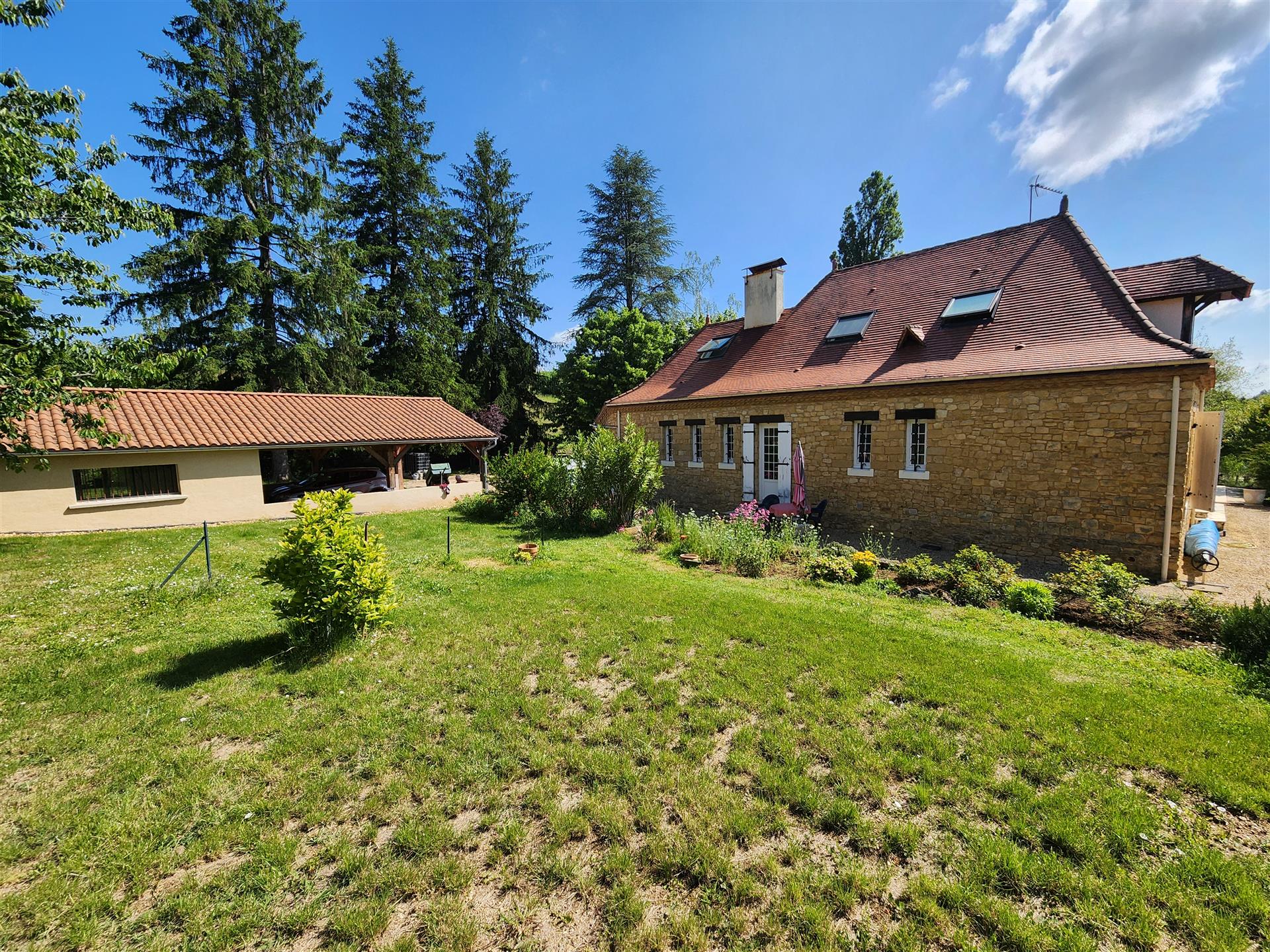 Perigord house with outbuildings, pond and swimming pool