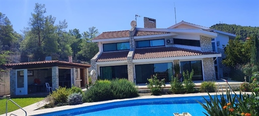 Luxury 4 bedrooms villa with huge garden and swimming pool i
