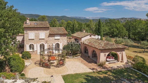 Picturesque Provençal Mas charme with sumptuous driveway on 18.000m² of land