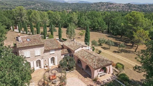 Picturesque Provençal Mas charme with sumptuous driveway on 18.000m² of land