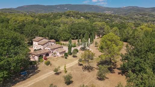 Fayence: Pittoresque Mas Provençal sur 18 000m² de terrain plat. Ancien et charme