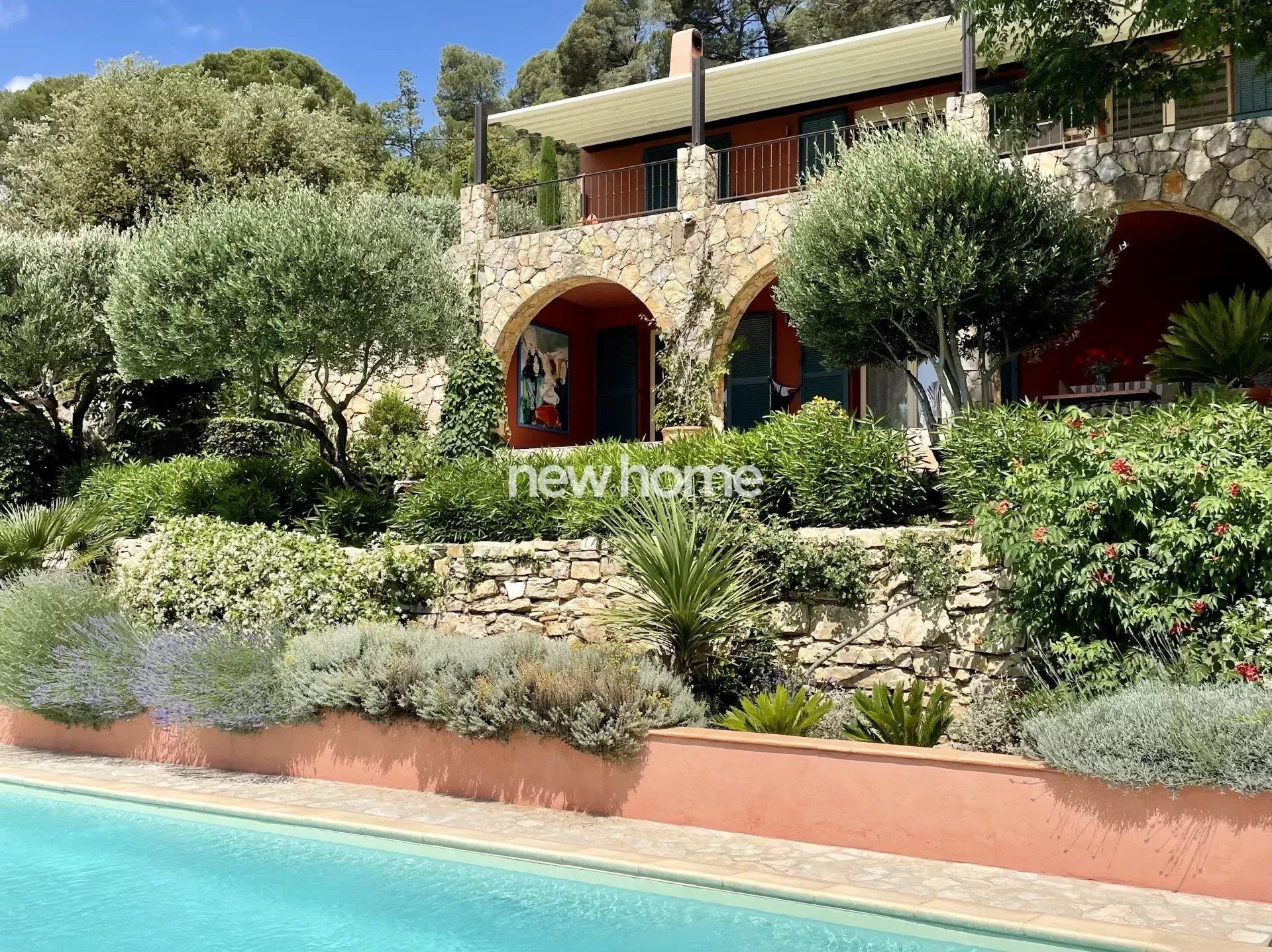 Exceptional villa with panoramic view in Lorgues
