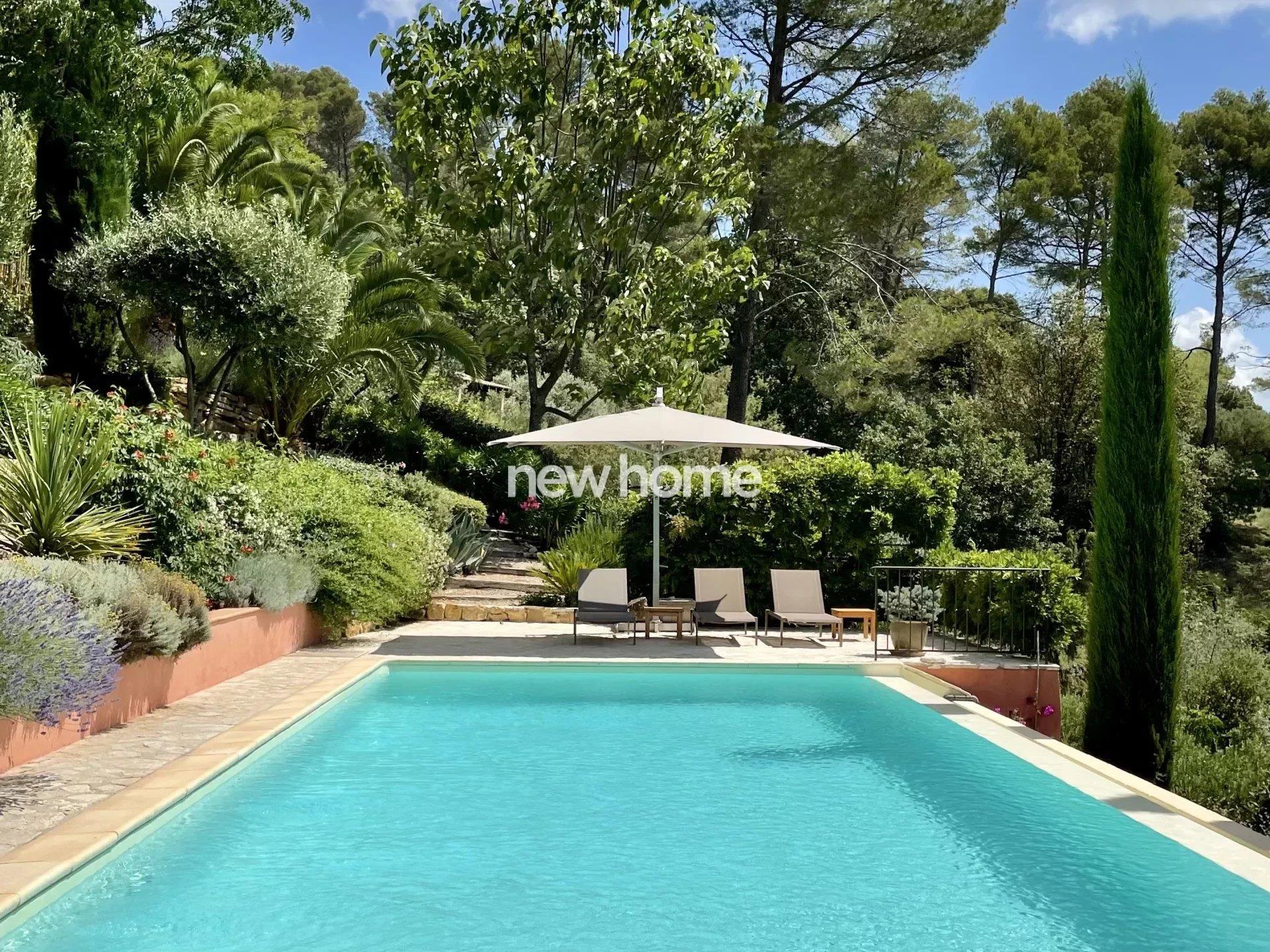 Exceptional villa with panoramic view in Lorgues