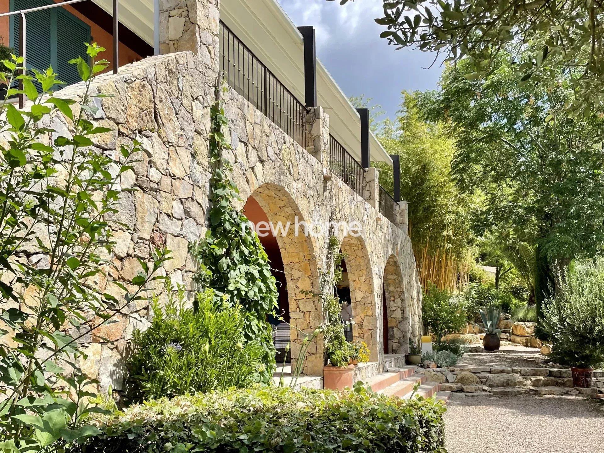 Exceptional villa with panoramic view in Lorgues