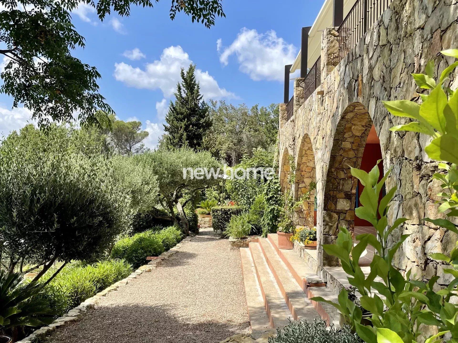 Exceptional villa with panoramic view in Lorgues