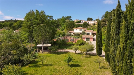 Schönes Anwesen in Salernes mit 2 Häusern auf einem bewaldeten Grundstück von 5424 m²