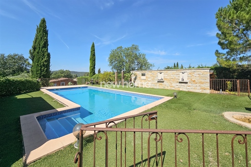 Maison de caractère à Villecroze avec piscine et vue dégagée