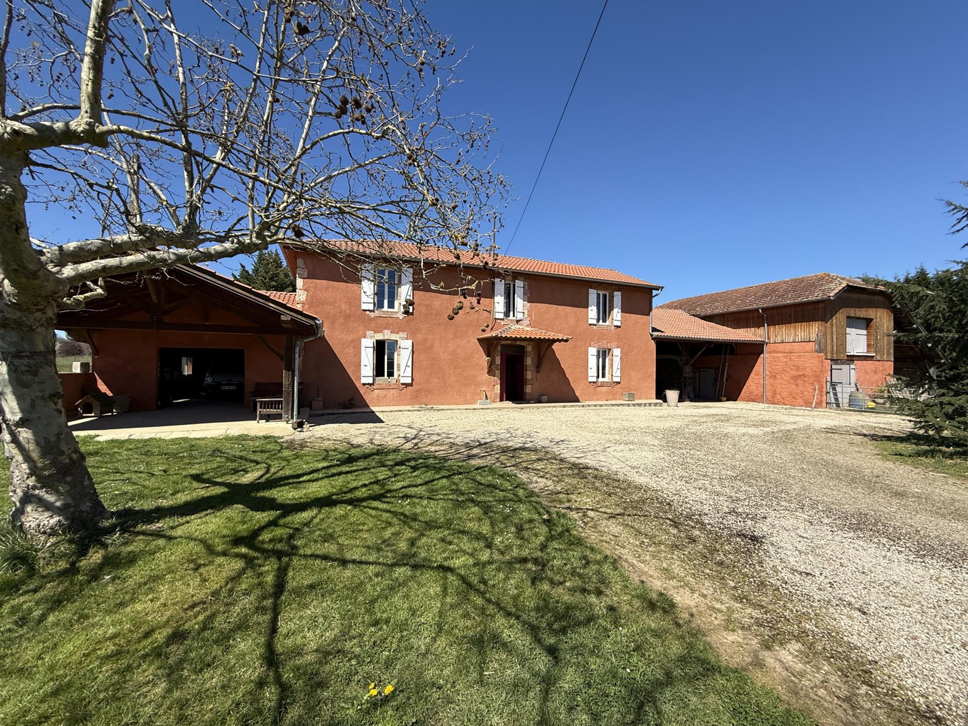 Farmhouse T5 162 M2 / Outbuildings / 9.9 Hectares / Pyrenees View