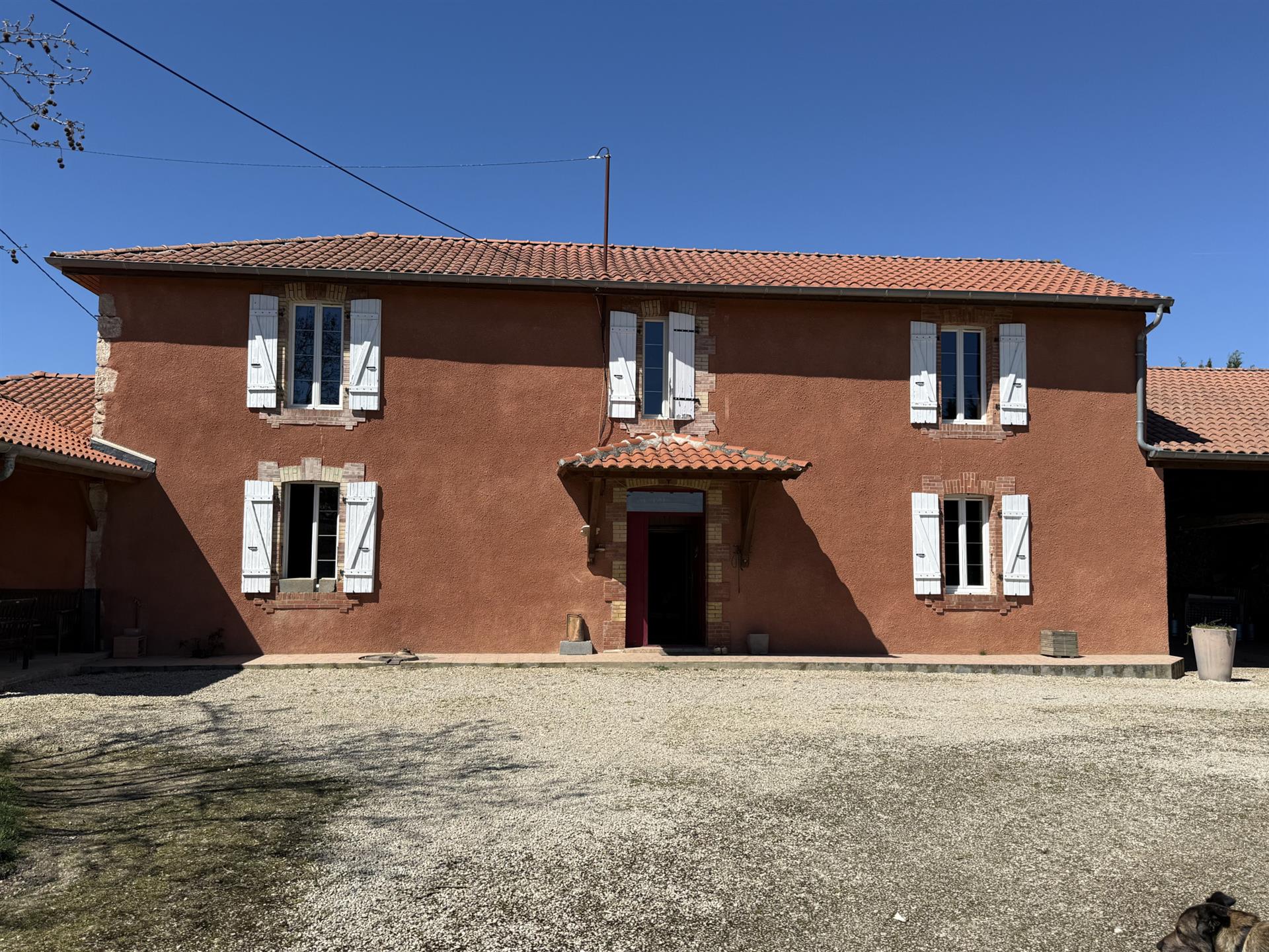 Farmhouse T5 162 M2 / Outbuildings / 9.9 Hectares / Pyrenees View