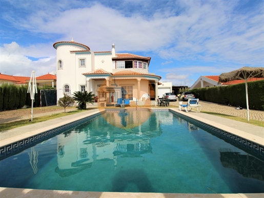 Belle villa individuelle avec piscine dans un excellent emplacement à Quinta do Sobral, Castro Marti