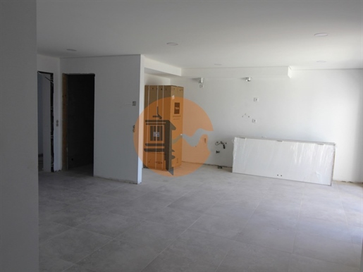 Apartment T1 +1, on the Ground Floor, 2 minutes from the marginal of Cabanas